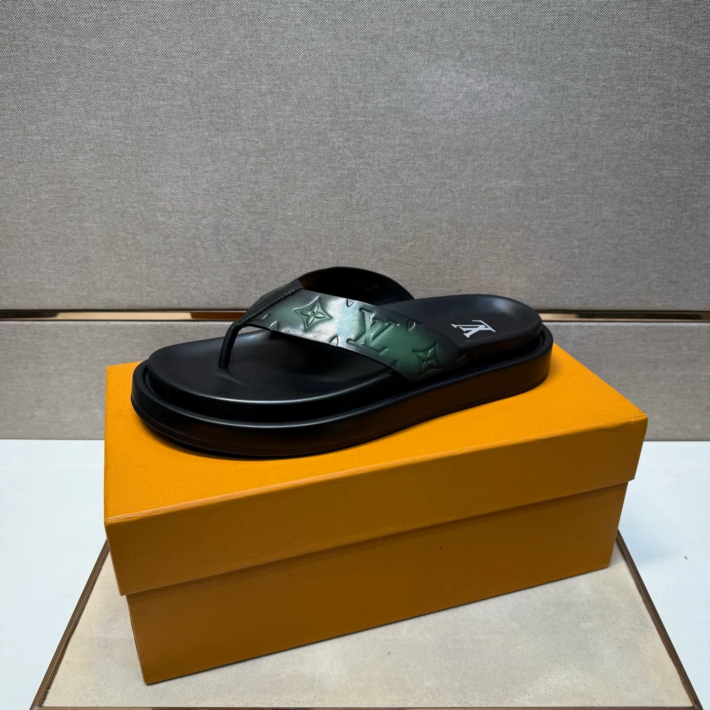 ⬛️Men's shoes 💰p400 [LV～] Men's casual slippers 2025z cabinet sales simultaneously 🔶Size: 39-44#️⃣ 🔷4 colors🔜The upper is made of cowhide stitching➕Genuine leather lining, comfortable and breathable, sole: original comfortable and wear-resistant outsole, ⚠️Real 📱Photographed🎬The real thing is better📢📢📢